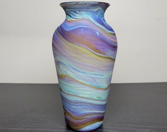 Mundgeblasene Vase im phönizischen Stil mit Wirbeln in Braun, Lila und Blau - Nachhaltige und organische Recyclingglaskunst aus Hebron, Palästina