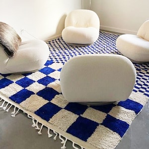 Stilvoller Blau-Weiß-karierter Wollteppich - unregelmäßiges marokkanisches Schachbrettmuster