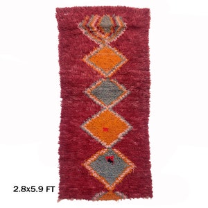 Vintage Marokkaans 6x3 tapijt in rood, klein diamantgeweven tapijt.