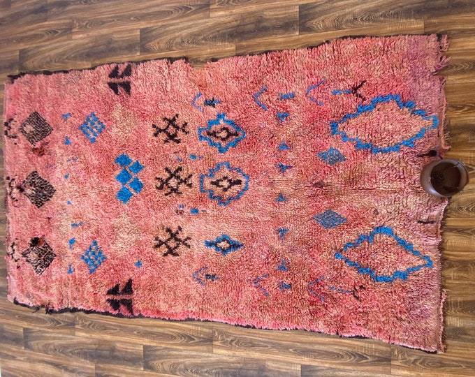 Large Moroccan vintage rug 5x9 ft!