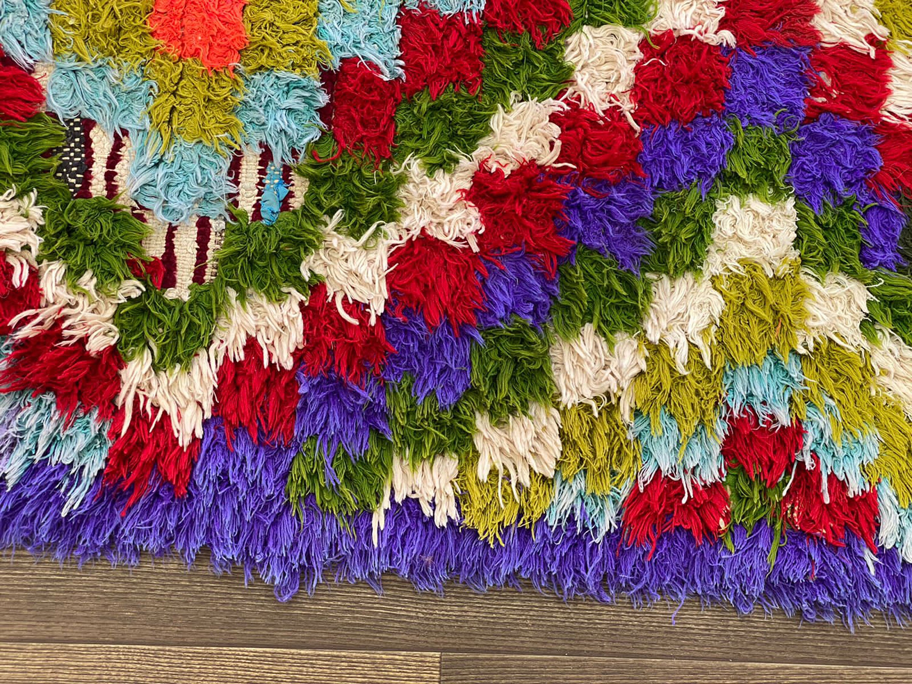 3x9 ヴィンテージ カラフル ラグ。チェック柄のモロッコ ナロー