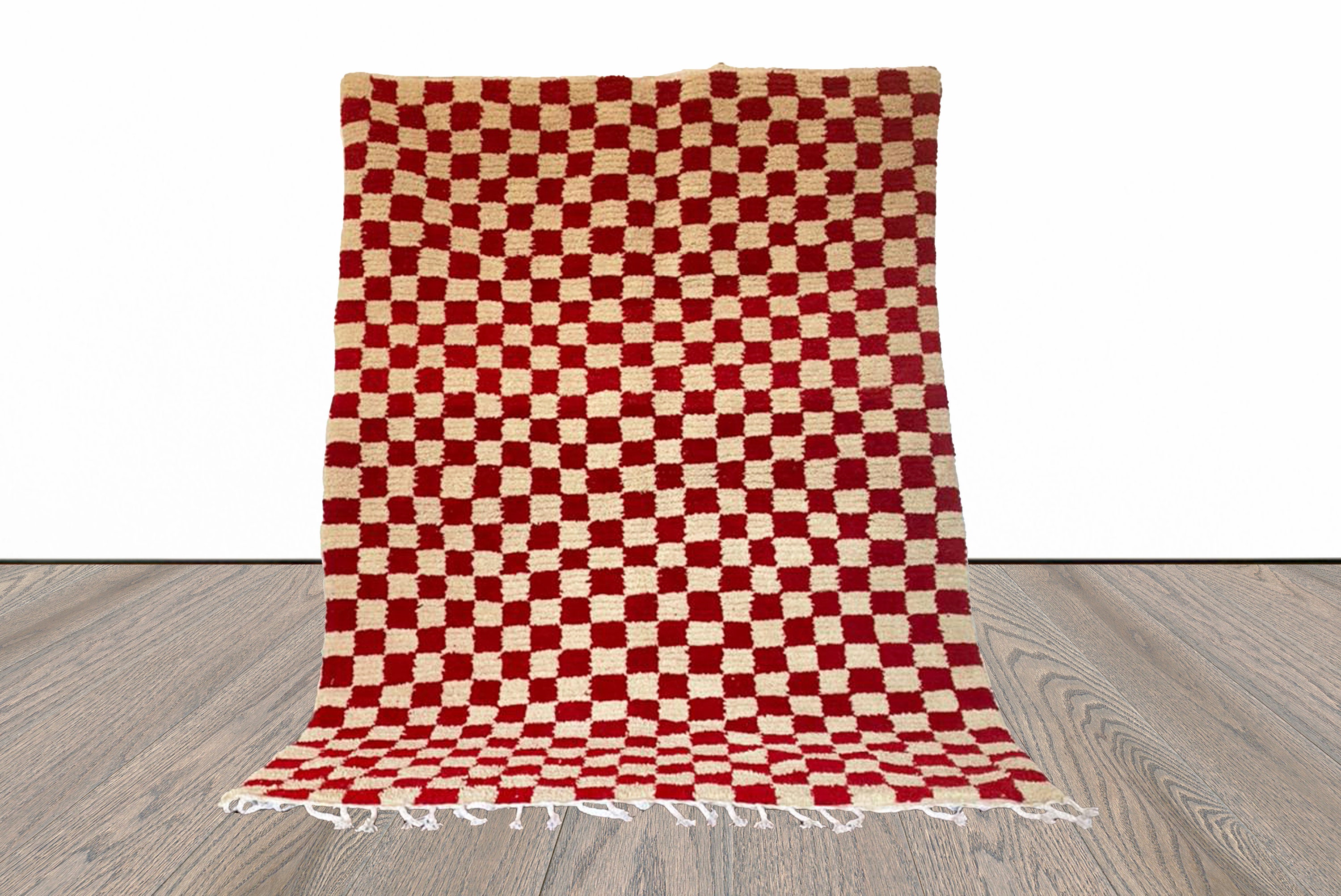 Tapis à Carreaux Rouge et Blanc, Grand Tapis Berbère Marocain, en Damier de Cuisine Moderne.