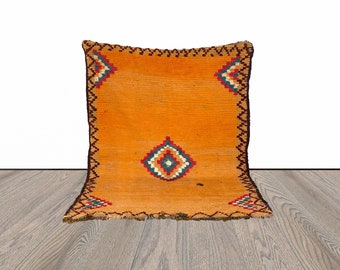 4x6 ft Moroccan vintage wool area rug!