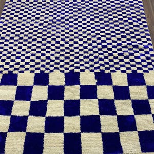 Stylish blue and white checkered wool irregular rug - Moroccan checkerboard pattern