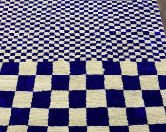 Stylish blue and white checkered wool irregular rug - Moroccan checkerboard pattern
