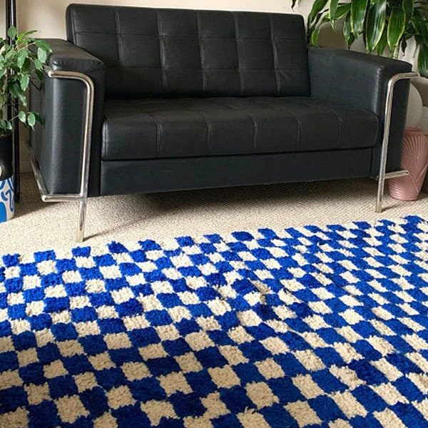 Handgemachter marokkanischer Berber Teppich in blau und weiss kariert!