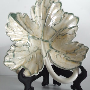Plato decorativo para pequeños objetos con forma de hoja de parra.