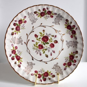 Encantador plato AVON Hermoso patrón de rosas rojas de Wood & Sons Burslem Inglaterra Alpine White Ironstone