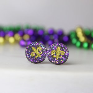 Fleur-de-lis Stud Oorbellen - Glitter Mardi Gras Stud Earring - Carnaval Stud Earring- Paarse en Gouden Stud Oorbellen