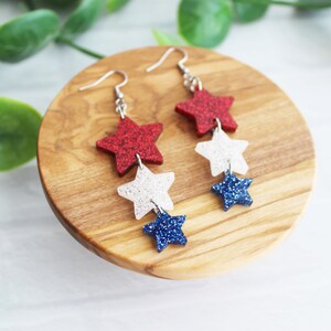 Boucles d'oreilles Glitter Star Dangle - Boucles d'oreilles étoile rouge, blanche et bleue - Boucles d'oreilles patriotiques - Boucles d'oreilles 4 juillet - Boucles d'oreilles Déclaration