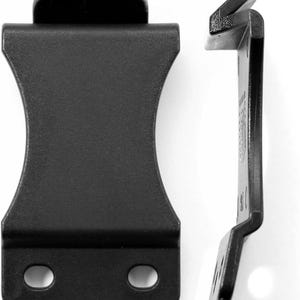 Pu&ograve; includere: Due clip in metallo nero, una vista frontalmente e l'altra lateralmente. La clip anteriore ha una forma a clessidra curva con due fori nella parte inferiore. La clip laterale ha un design a forma di gancio.