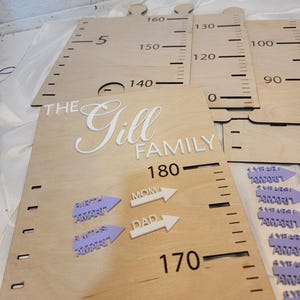 Personalisierte Messlatte für Familien / Grössentabelle / Holzpuzzle