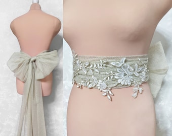 Large ceinture dorée, ceinture de mariage en tulle, ceinture de mariée en feuille d'or, ceinture en dentelle florale pour la mariée, ceinture de fleurs de mariage, ceinture à gros nœud pour robe de mariée