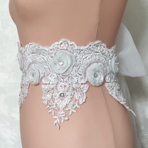 Cintura per abito da sposa in pizzo floreale: fascia da sposa con fiori 3D e fiocco in tulle