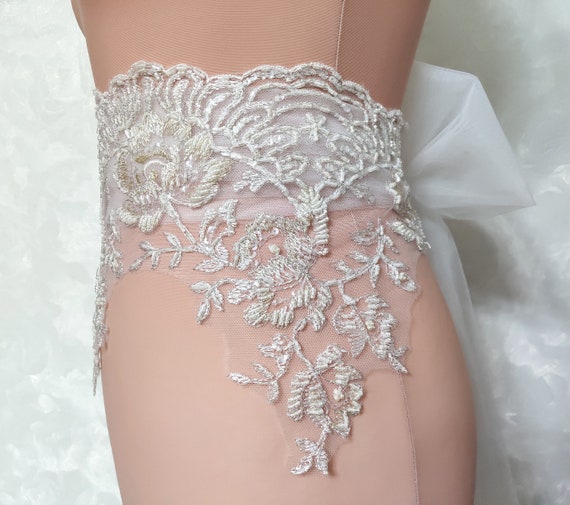 Ivory Flower Beaded Lace Wedding Belt: Gold Embroidery  display picture 3