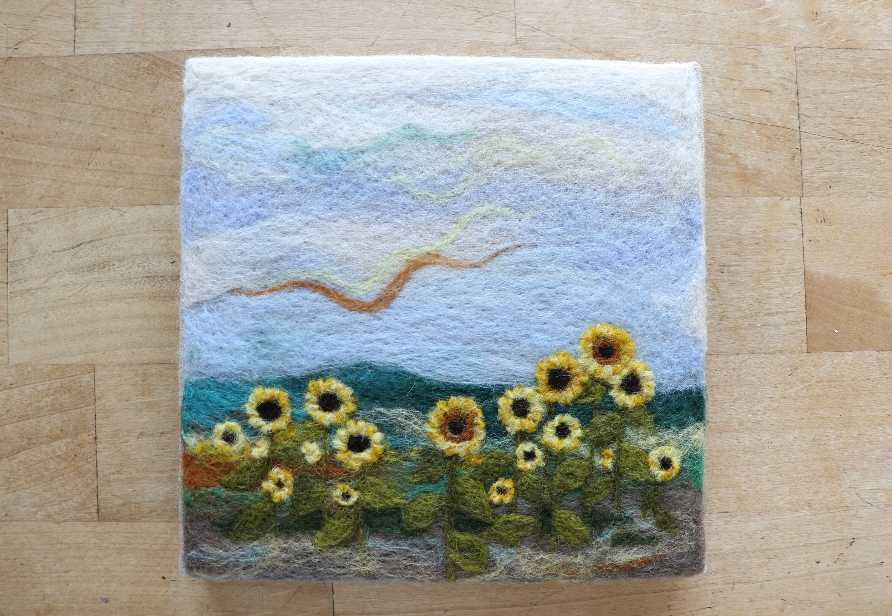 琥*ん様 羊毛フェルト　羊毛刺繍『夏の海とひまわり畑』ハンドメイド　羊毛絵画　イ il_fullxfull.3372560763_jzbc.jpg