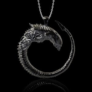 Colgante Alien Queen Chestburster chapado en rodio negro, inspirado en H.R. Giger, Prometheus, collar alienígena, Covenant, joyería alienígena, solo colgante