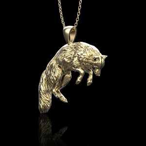 Op de afbeelding: Een gouden ketting met een gedetailleerd, driedimensionaal hanger in de vorm van een springende wolf.
