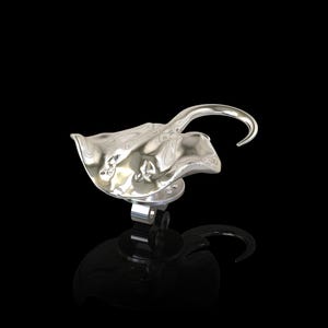 Sterling Silver Stingray Lapel Pin, Ocean Inspired Jewelry, Scuba Diving Jewelry, Sea Life Men Brooch, Gift For Him Her, Ocean Lover Jewelry