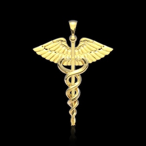 Può includere: Un ciondolo dorato con un simbolo medico che rappresenta un serpente avvolto attorno a un bastone con le ali. Questo simbolo è spesso associato all'assistenza sanitaria e alla medicina.