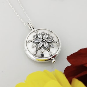 Collar con medallón de plata esterlina personalizado: Estrella de circonita cúbica con foto grabada