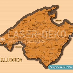 Pode incluir: Mapa de madeira de Maiorca com nomes detalhados de estradas e cidades. O mapa é de cor castanho claro com uma borda castanha mais escura. A palavra "MALLORCA" é exibida em uma fonte 3D na parte inferior. O texto "LASER-DEKO.de INTELLIGENT DECORATION" também é visível.