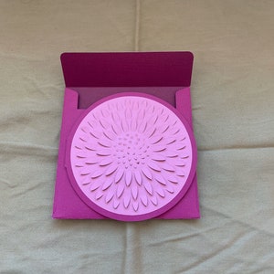 Cartão circular em branco com flor 3D e envelope correspondente