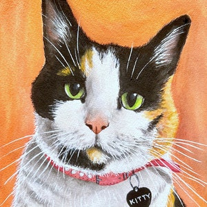 K&ouml;nnte beinhalten: Ein Aquarellbild einer dreifarbigen Katze mit gr&uuml;nen Augen. Die Katze tr&auml;gt ein rosa Halsband mit einem herzf&ouml;rmigen Anh&auml;nger, auf dem "KITTY" steht.
