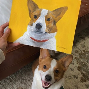 K&ouml;nnte beinhalten: Ein Gem&auml;lde eines Corgi-Hundes auf gelbem Hintergrund. Der Hund ist wei&szlig; und braun mit einem roten Halsband. Das Gem&auml;lde ist signiert mit "Kayla Owens".