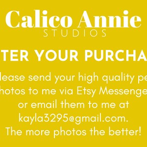 K&ouml;nnte beinhalten: Gelber Hintergrund mit wei&szlig;en Pfotenabdr&uuml;cken und Text, der "Calico Annie Studios" und "Nach Ihrem Kauf" lautet. Der Text f&auml;hrt fort mit Anweisungen, hochwertige Haustierfotos &uuml;ber Etsy Messenger oder per E-Mail an kayla3295@gmail.com zu senden. Der Text endet mit "Je mehr Fotos, desto besser!"