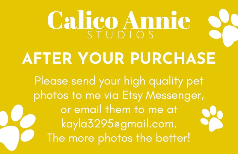 K&ouml;nnte beinhalten: Gelber Hintergrund mit wei&szlig;en Pfotenabdr&uuml;cken und Text, der "Calico Annie Studios" und "Nach Ihrem Kauf" lautet. Der Text f&auml;hrt fort mit Anweisungen, hochwertige Haustierfotos &uuml;ber Etsy Messenger oder per E-Mail an kayla3295@gmail.com zu senden. Der Text endet mit "Je mehr Fotos, desto besser!"