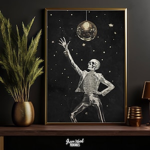 Puede incluir: Una impresi&oacute;n de arte digital con un esqueleto plateado bailando bajo una bola de discoteca sobre un fondo de noche estrellada negra.