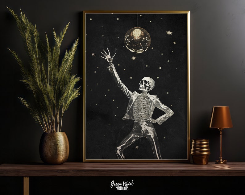 Puede incluir: Una impresi&oacute;n de arte digital con un esqueleto plateado bailando bajo una bola de discoteca sobre un fondo de noche estrellada negra.