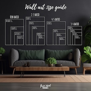 Puede incluir: Una gu&iacute;a de tama&ntilde;o de arte de pared con diferentes proporciones, incluyendo DIN, 2:3, 3:4 y 4:5. La gu&iacute;a muestra las dimensiones en pulgadas y cent&iacute;metros para cada proporci&oacute;n. La gu&iacute;a se muestra en una pared gris oscuro con un sof&aacute; y una mesa de caf&eacute; en frente.