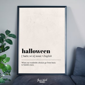 Puede incluir: Un dise&ntilde;o de arte de pared imprimible con una definici&oacute;n en blanco y negro de la palabra "halloween". La definici&oacute;n dice: "['h&aelig;lə, wi:n] sustantivo. Ingl&eacute;s Cuando nuestras elecciones de vestuario pasan de lo b&aacute;sico a lo loco."
