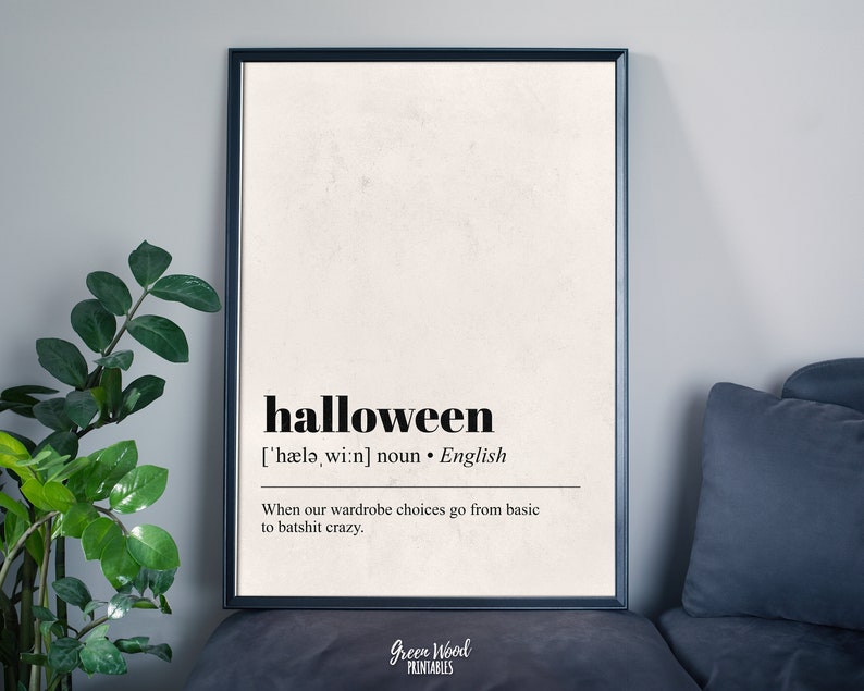 Puede incluir: Un dise&ntilde;o de arte de pared imprimible con una definici&oacute;n en blanco y negro de la palabra "halloween". La definici&oacute;n dice: "['h&aelig;lə, wi:n] sustantivo. Ingl&eacute;s Cuando nuestras elecciones de vestuario pasan de lo b&aacute;sico a lo loco."