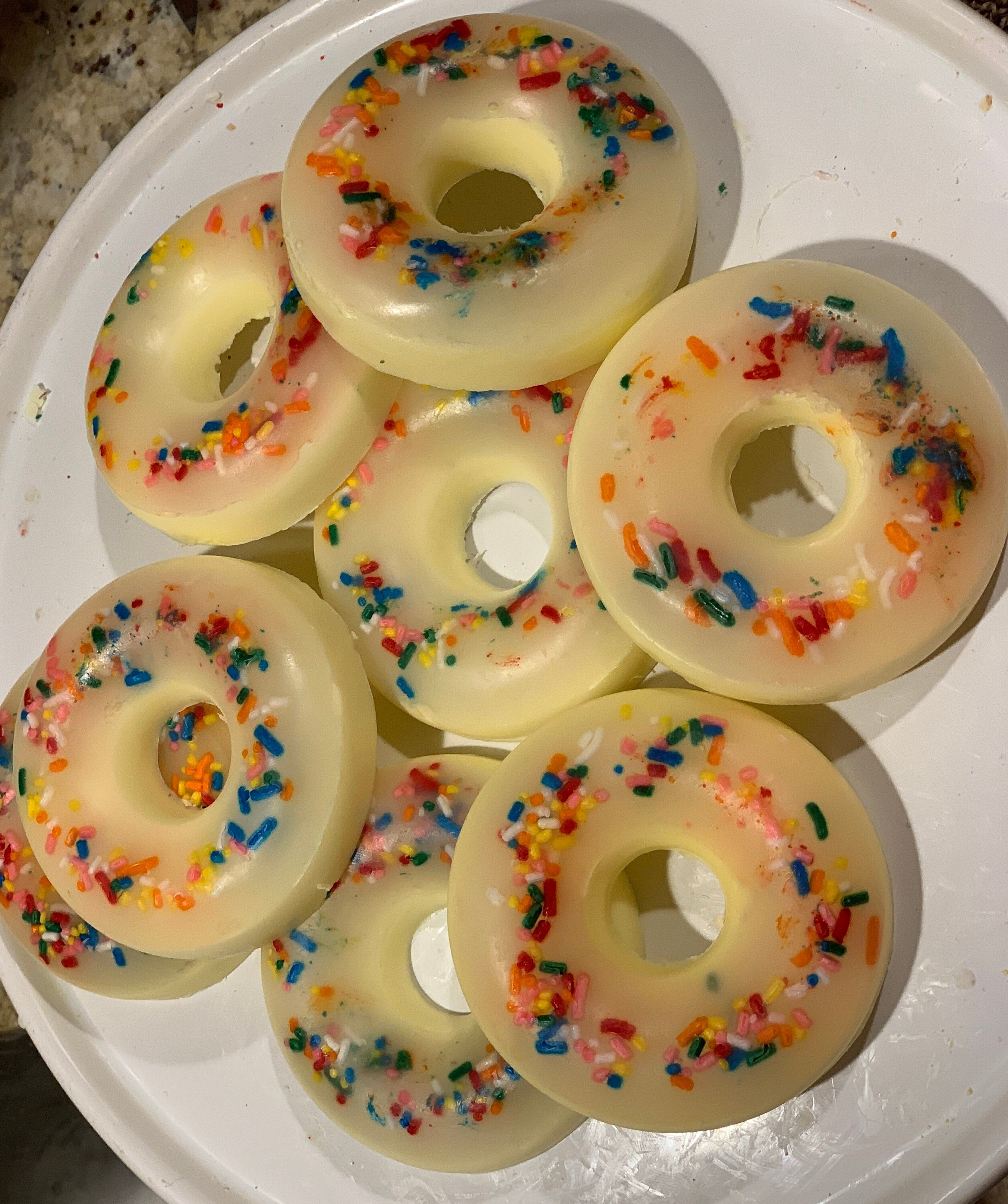 Erwachsene & Kinder bestreuen Donut Erwachsene & Kinder bestreuen Donut