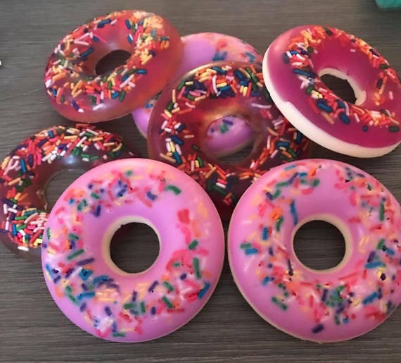 Erwachsene & Kinder bestreuen Donut Erwachsene & Kinder bestreuen Donut