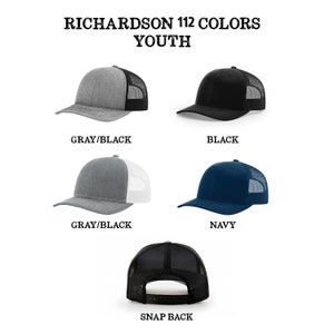 K&ouml;nnte beinhalten: Eine Auswahl an Richardson 112 Youth Snapback-Caps in verschiedenen Farben wie Grau-Schwarz, Schwarz und Marineblau. Jede Kappe hat ein strukturiertes Vorderteil, einen gebogenen Schirm und eine Netzr&uuml;ckseite. Der Text lautet Richardson 112 Colors Youth.