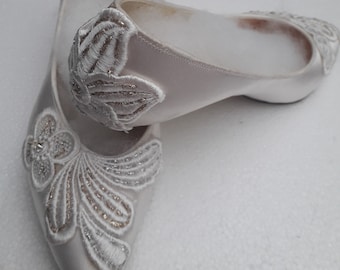 Bridal Wedding Shoes Soft White or Ivory Satin Elegant Classical Style Court Shoe , corded lace with  silver and gold thread. Medium Heel.