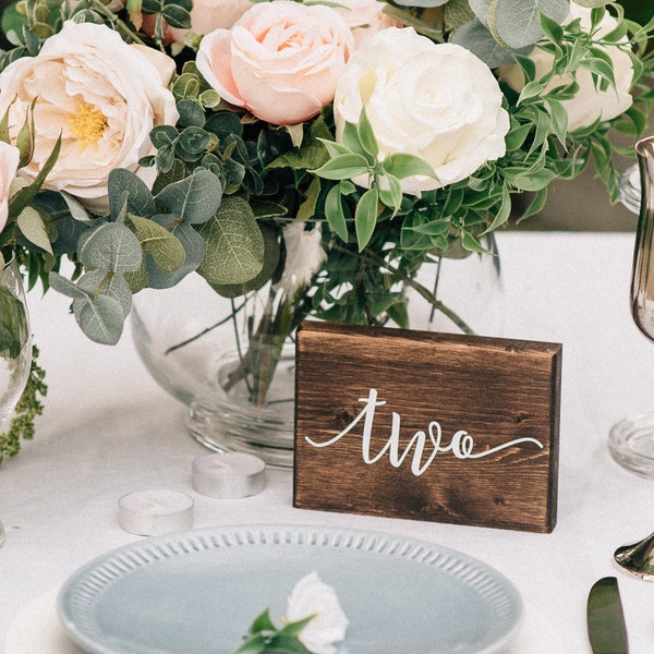Table de mariage de numéros - décor de Table rustique - Table en bois - décoration de la réception de mariage