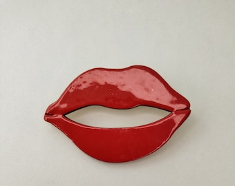 Brooch lips