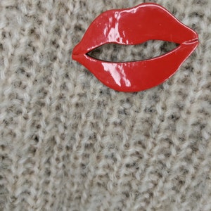 Broche lippen, grote rode houten broche kusjesbroche afbeelding 7