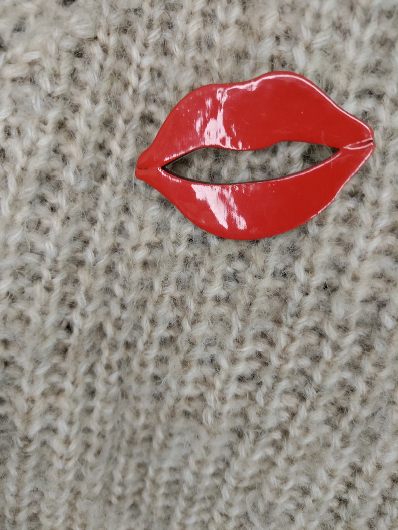 Broche lippen, grote rode houten broche kusjesbroche afbeelding 7