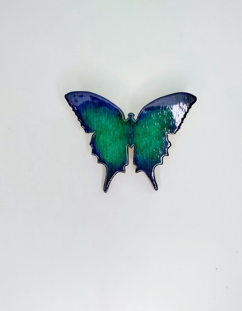 Broche papillon, broche bleu en bois faite à la main image 1