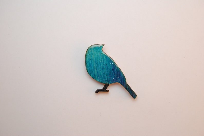 Vogel blauwe houten broche, perfect voor een geschenk afbeelding 1