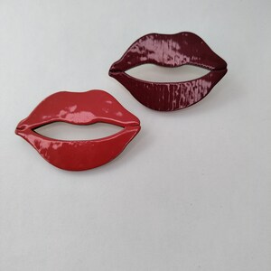 Broche lippen, grote rode houten broche kusjesbroche afbeelding 6