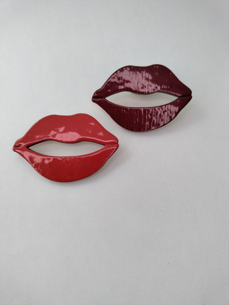 Broche lippen, grote rode houten broche kusjesbroche afbeelding 6