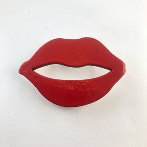 Broche lippen, grote rode houten broche kusjesbroche afbeelding 3