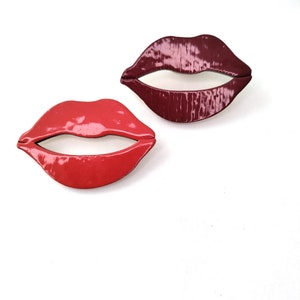Broche lèvres, grande broche rouge en bois broche baisers image 1